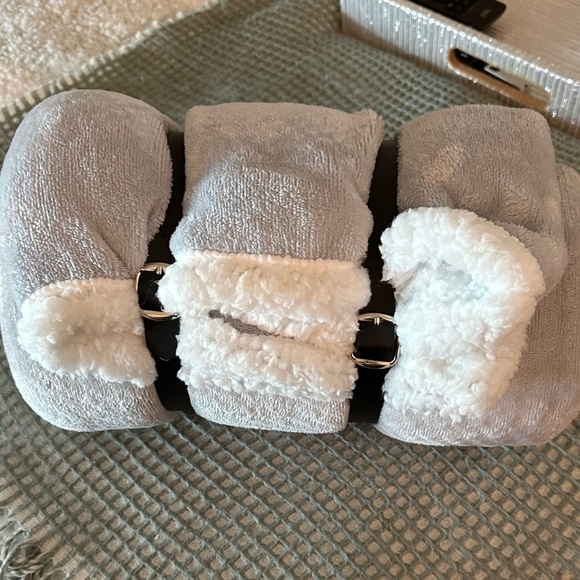 Bliss Bedding Sherpa Throw Blanket - Picture 4 of 4